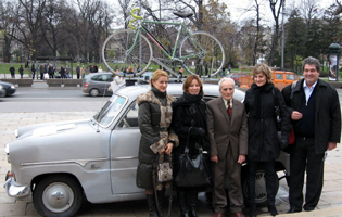 zika mici u sredini sa predastavnicima Muzeja sporta i olimpizma i pokloni